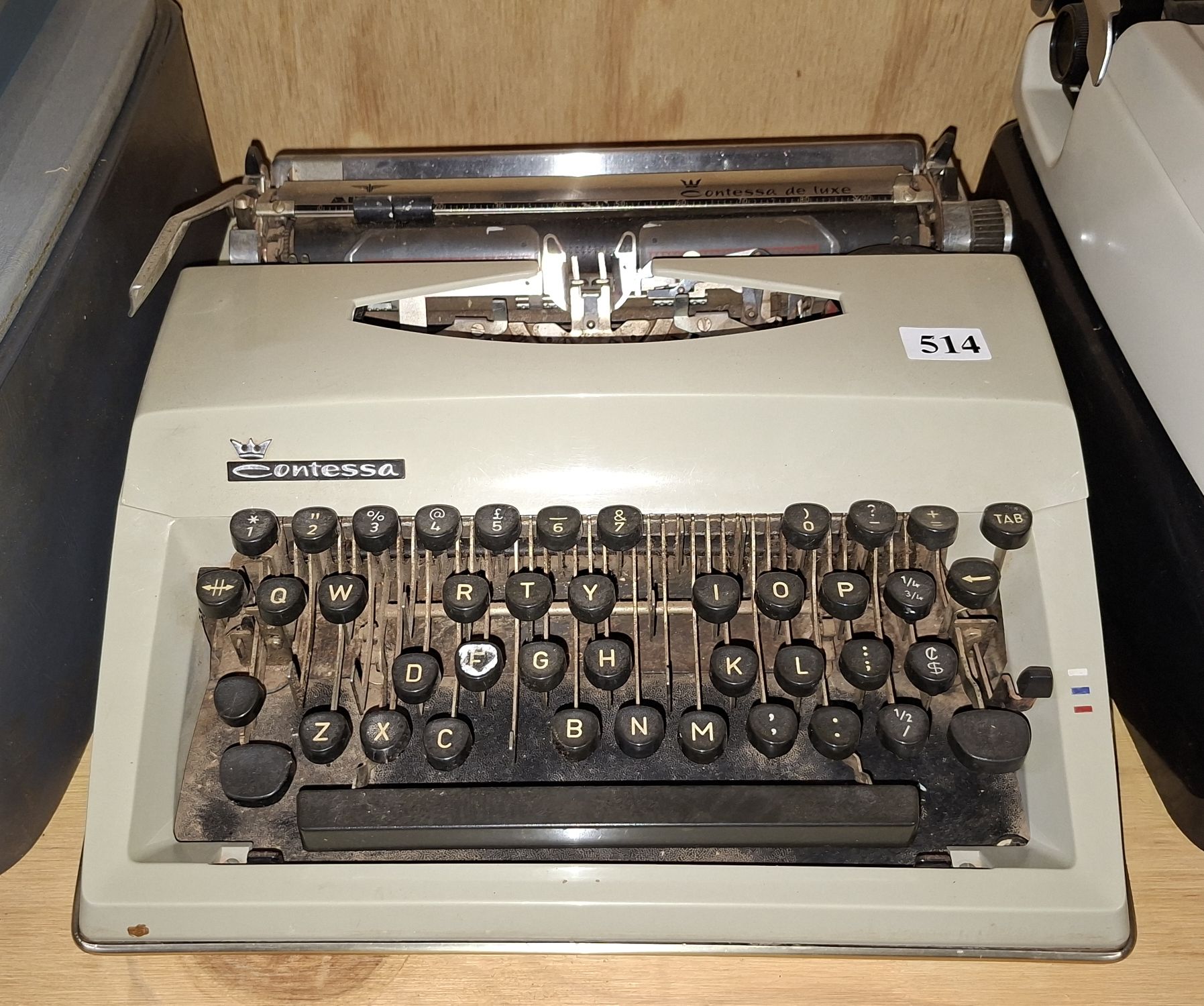 Contessa Deluxe Typewriter