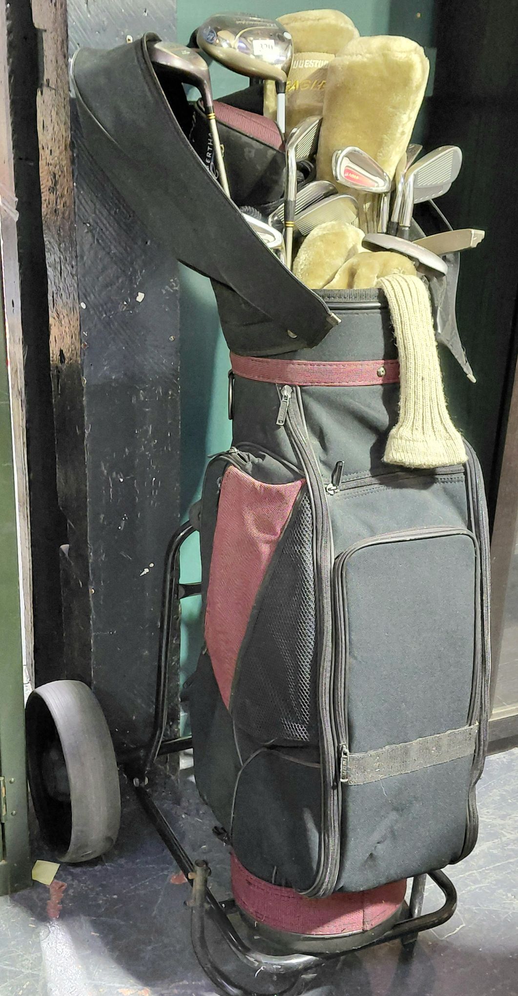 320 · COLLECTION OF GOLF CLUBS, BAG AND TROLLEY