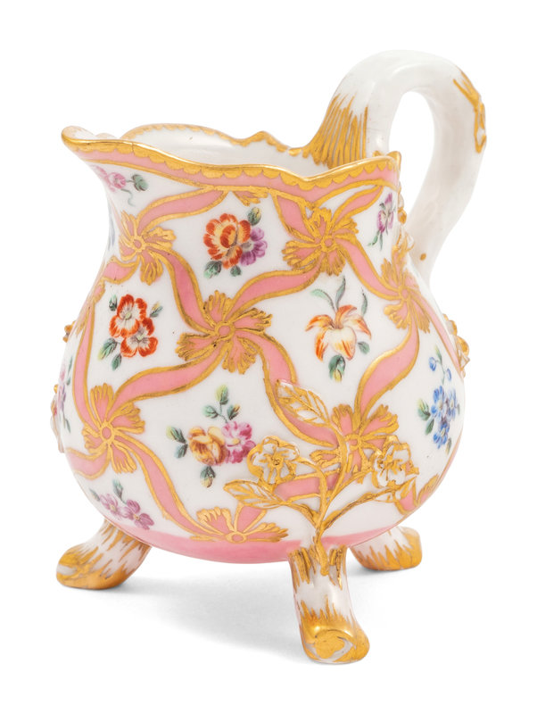 A Sèvres Pink-Ground Porcelain Footed Cream Jug (Pot-à-Lait 'à Trois Pieds', 3ème Grandeur)