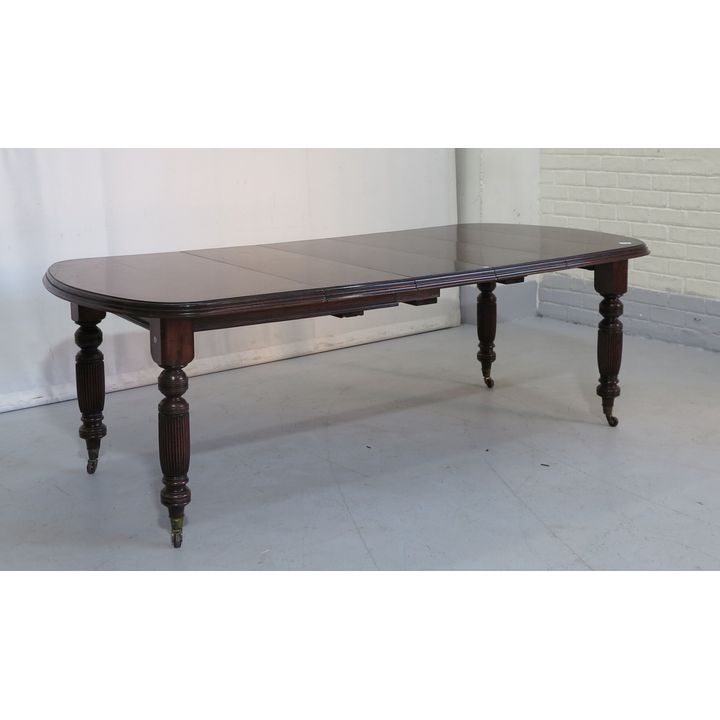 VICTORIAN MAHOGANY EXTENSION DINING TABLE on castors, four leaves