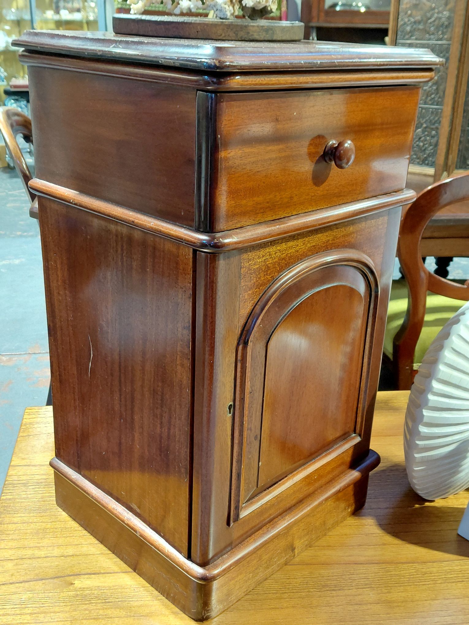 139 · VICTORIAN MAHOGANY BEDSIDE CABINET
