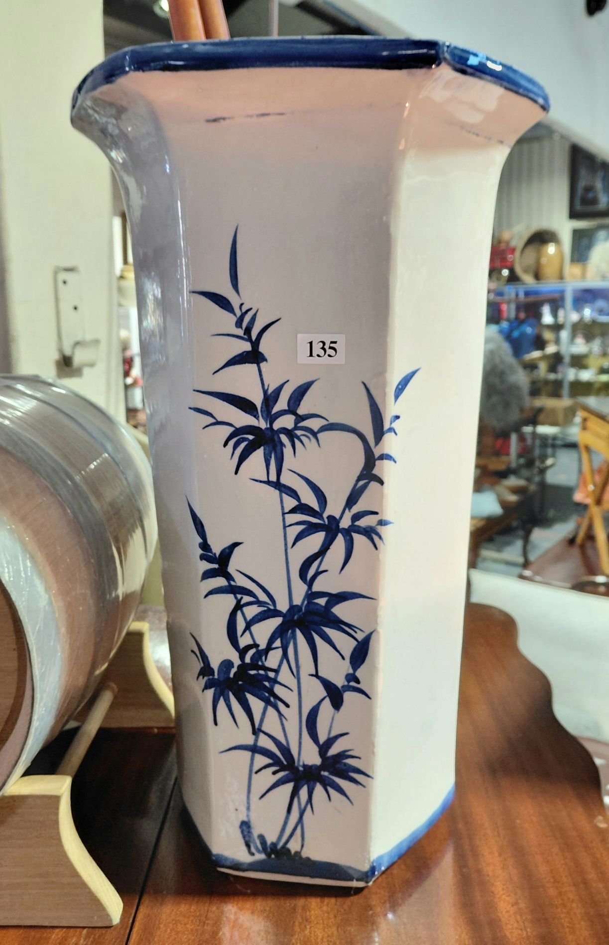 135 · UMBRELLA STAND