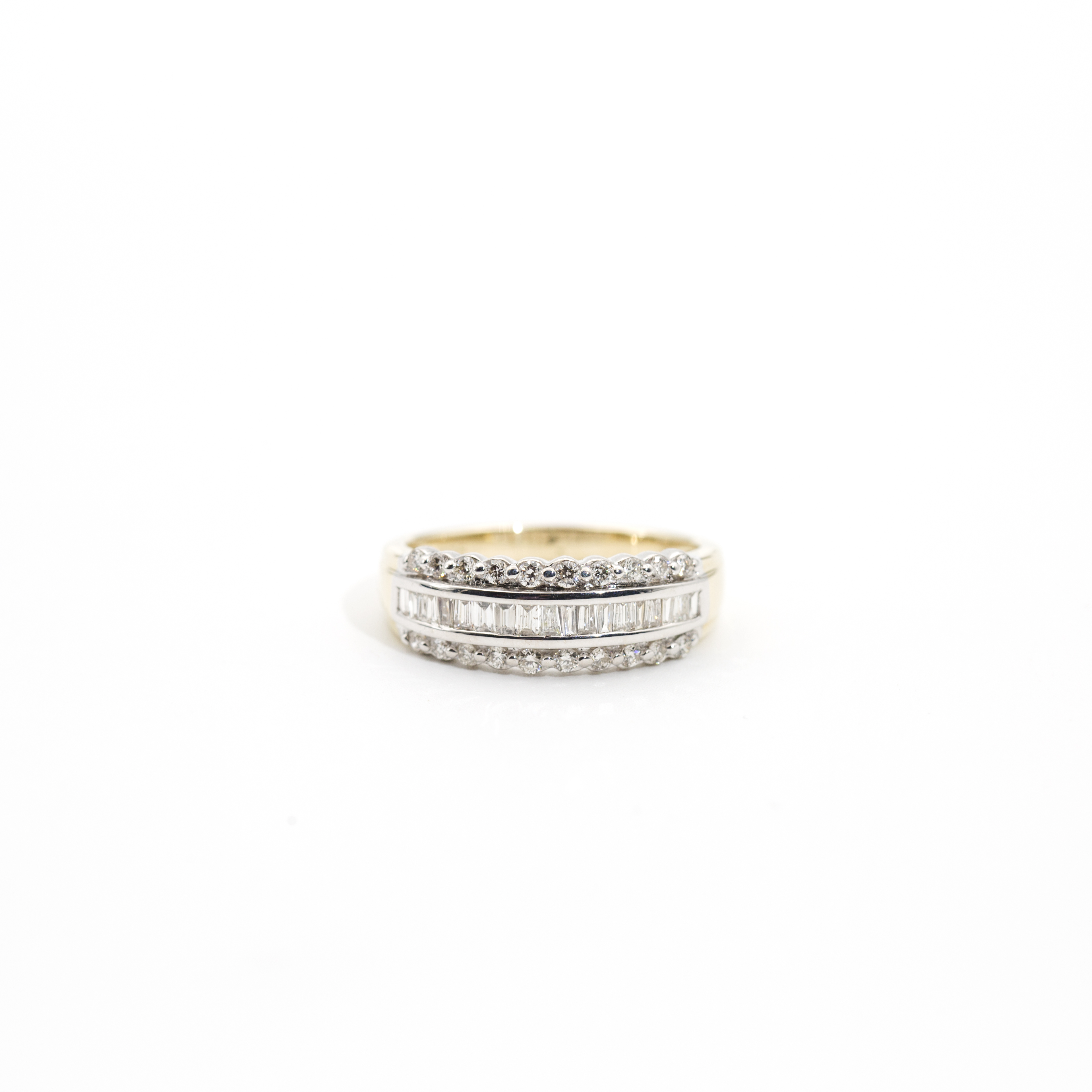 474. · 9ct Gold & Diamond Ring 2.4g