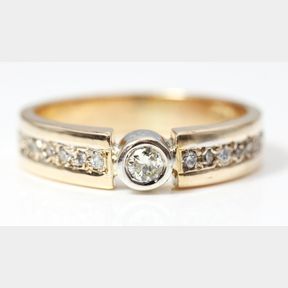 9CT YELLOW GOLD RING WITH 0.300CT TOTAL DIAMONDS - 51929/3728