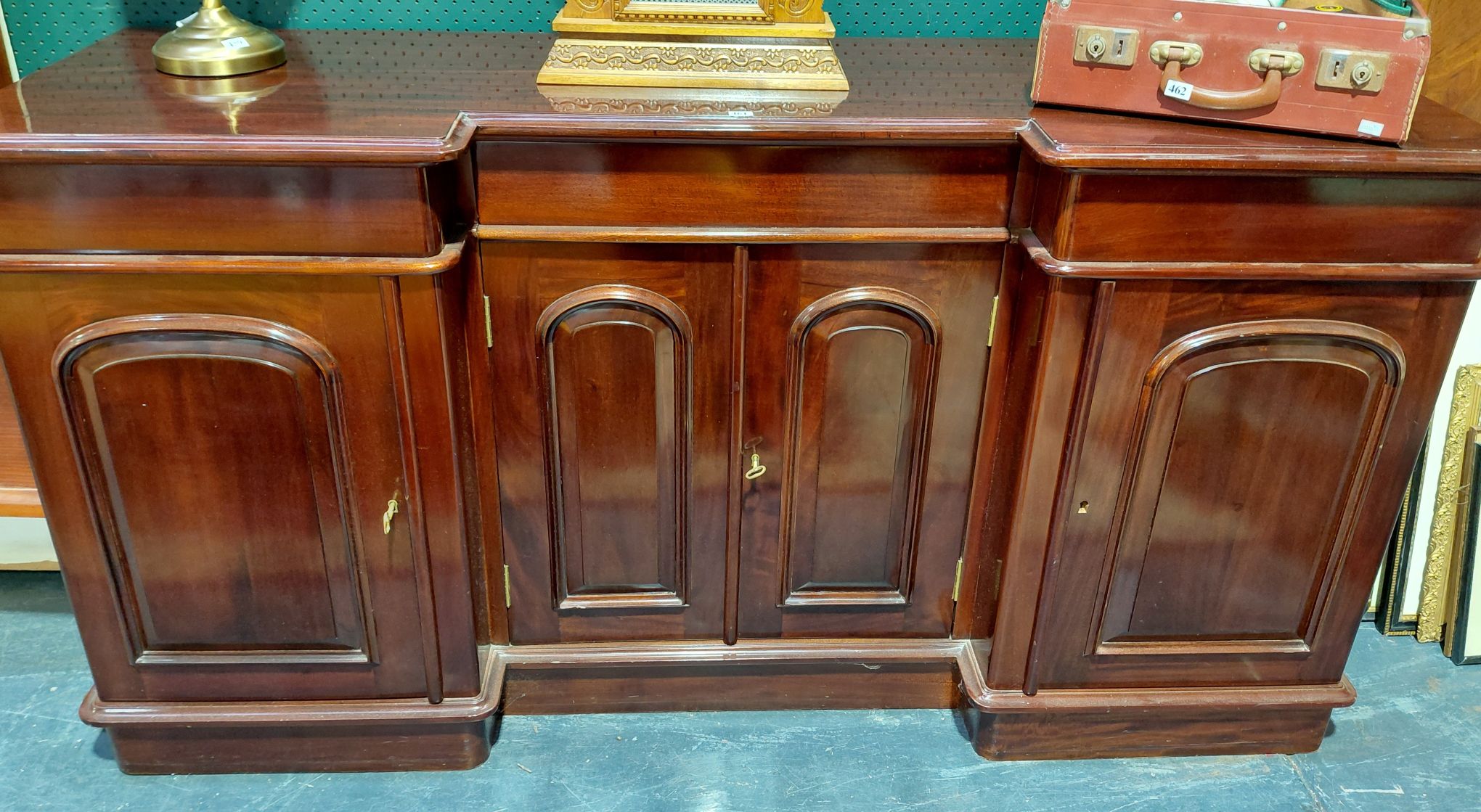 461 · LARGE MAHOGANY BREAKFRONT SIDEBOARD