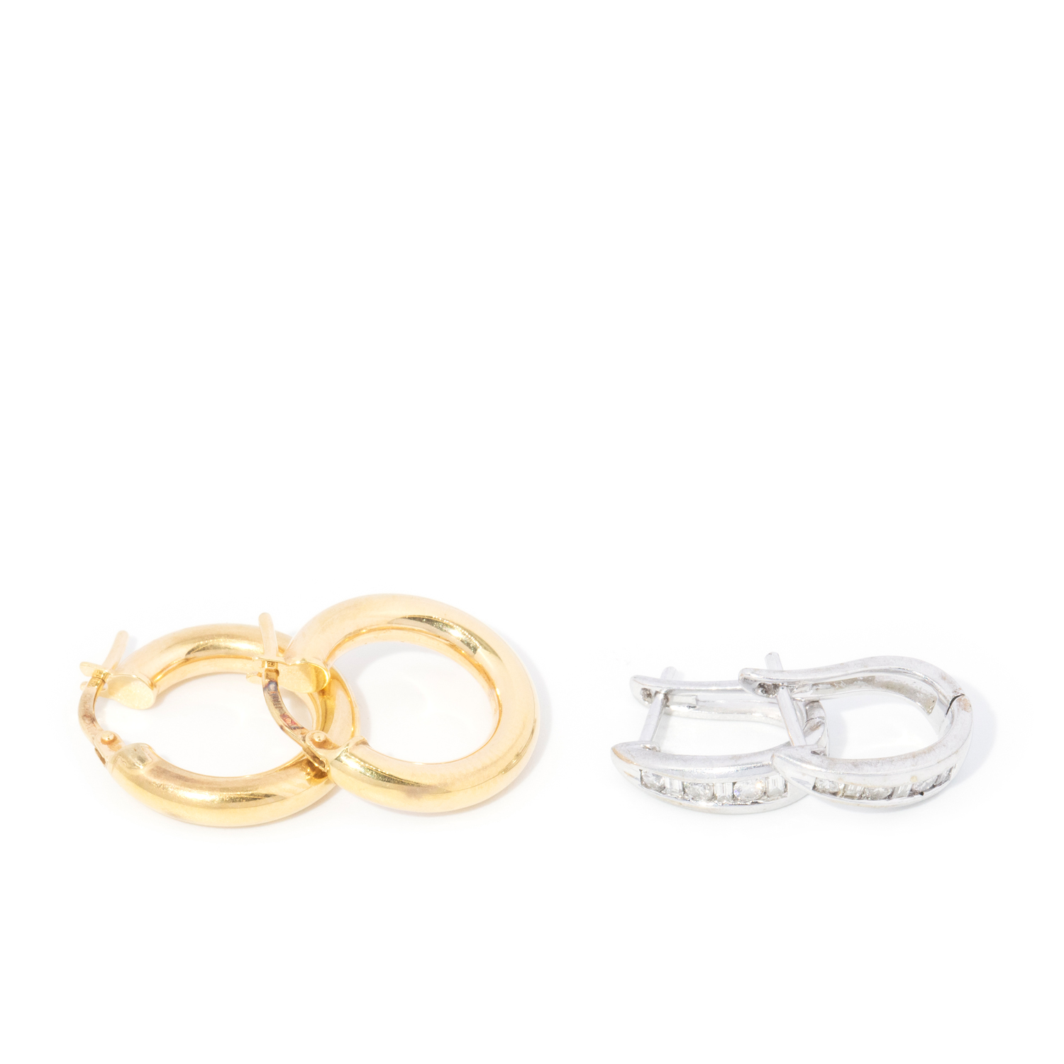 Two 9 carat gold earrings