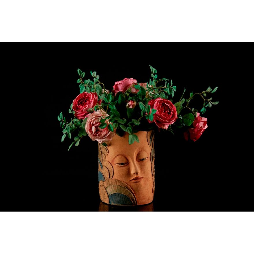Vase en terre cuite de forme tubulaire orné d'un visage taillé polychromé