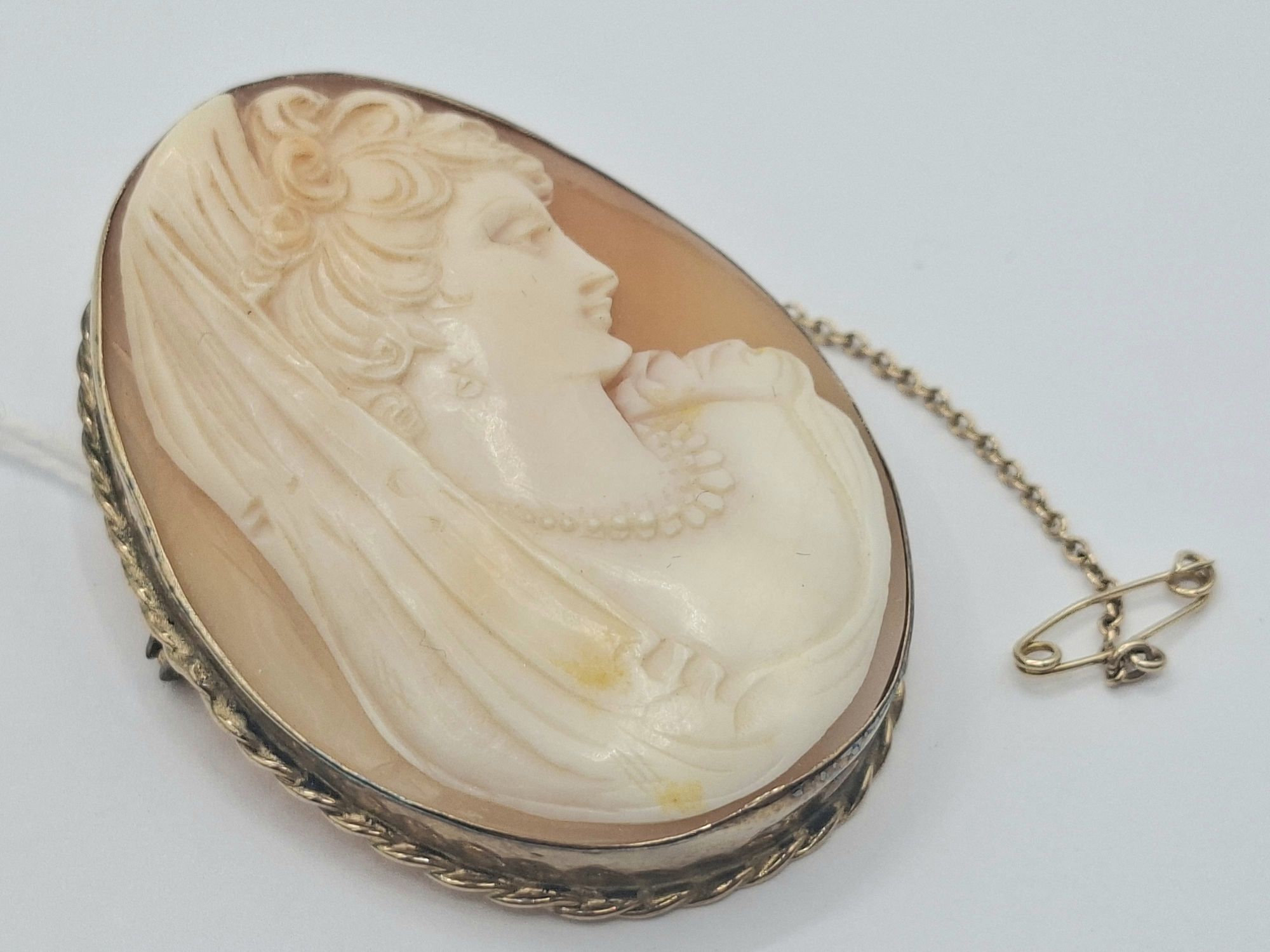 224 · 9CT CARVED SHELL CAMEO BROOCH