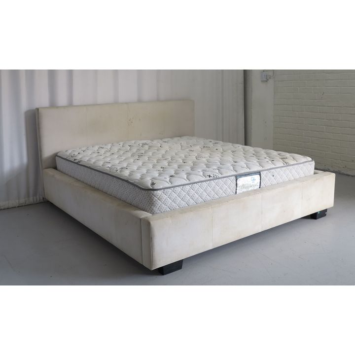 KINGSIZE BEDSTEAD AND MATTRESS