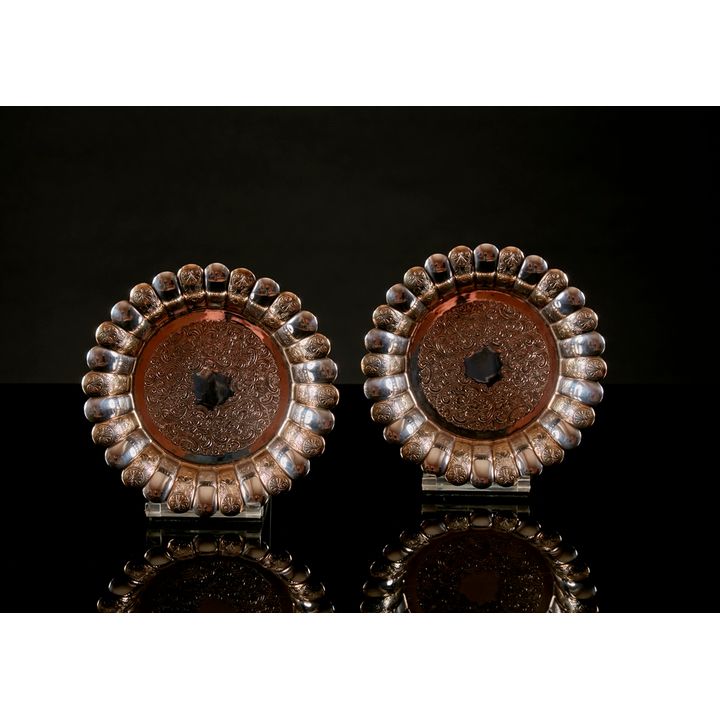 Deux dessous de bouteilles de vin en métal argenté Mappin & Webb