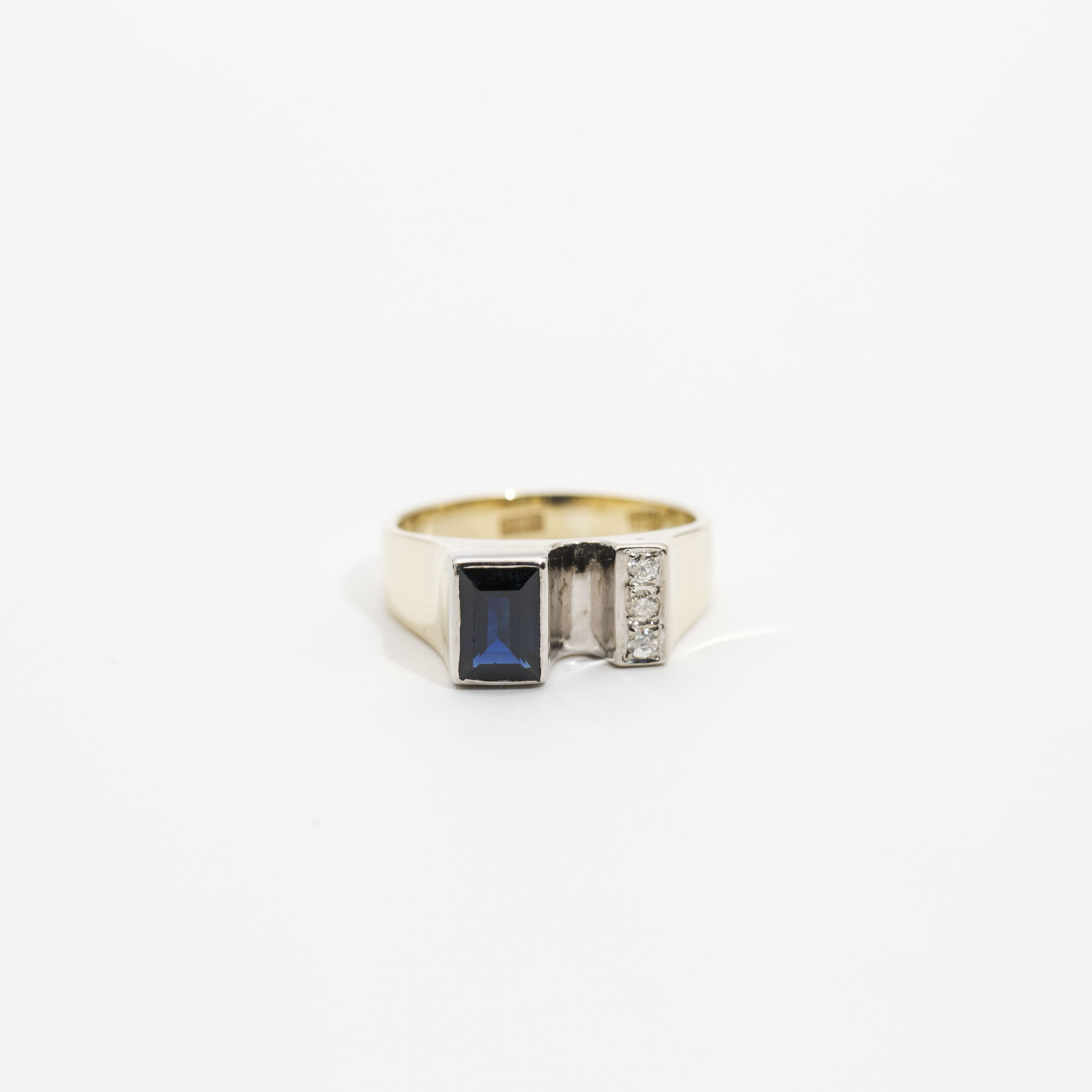 483 · 14ct Gold Sapphire & Diamond  Ring 4.6g