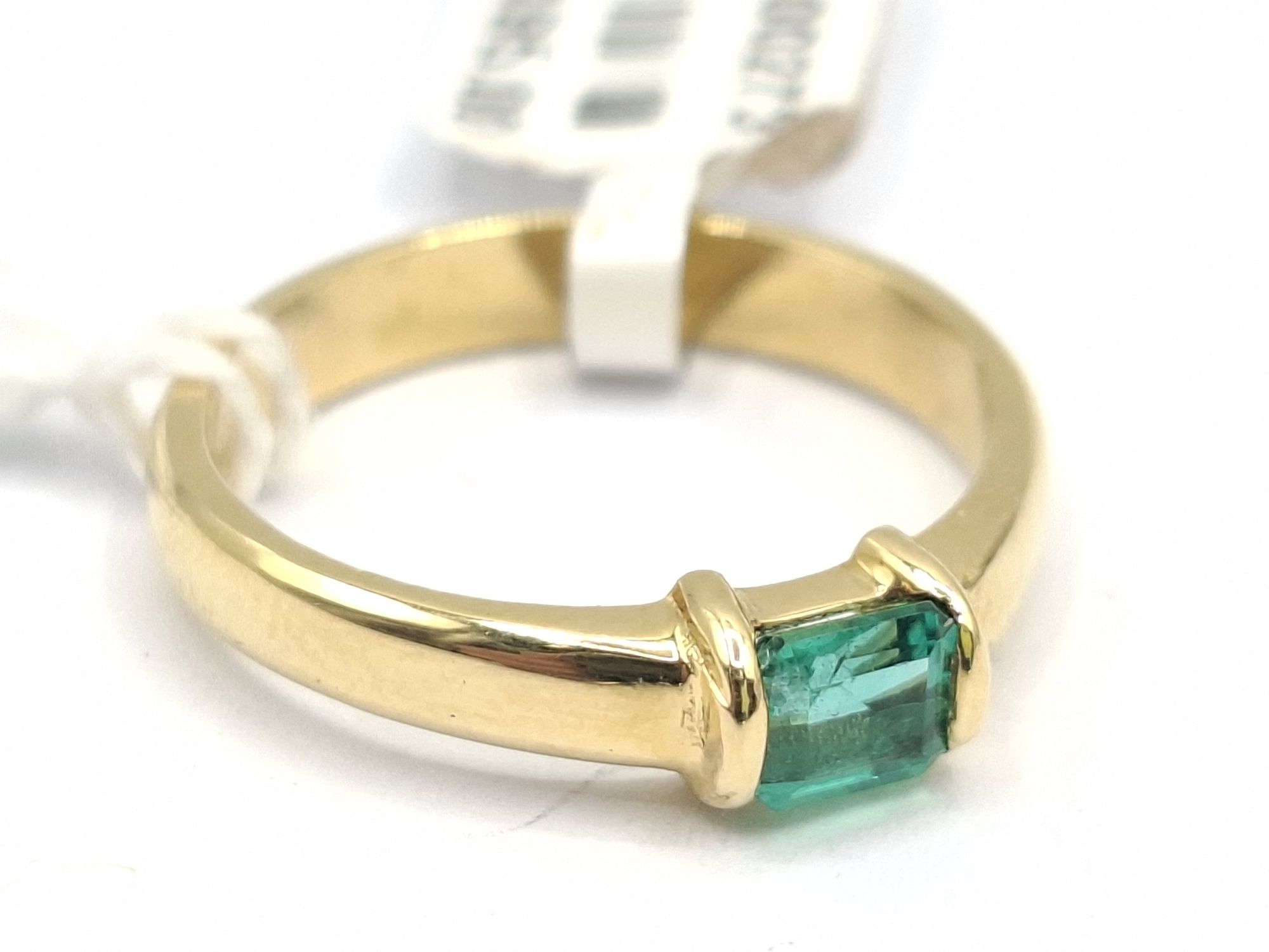259 · 18CT GOLD EMERALD RING
