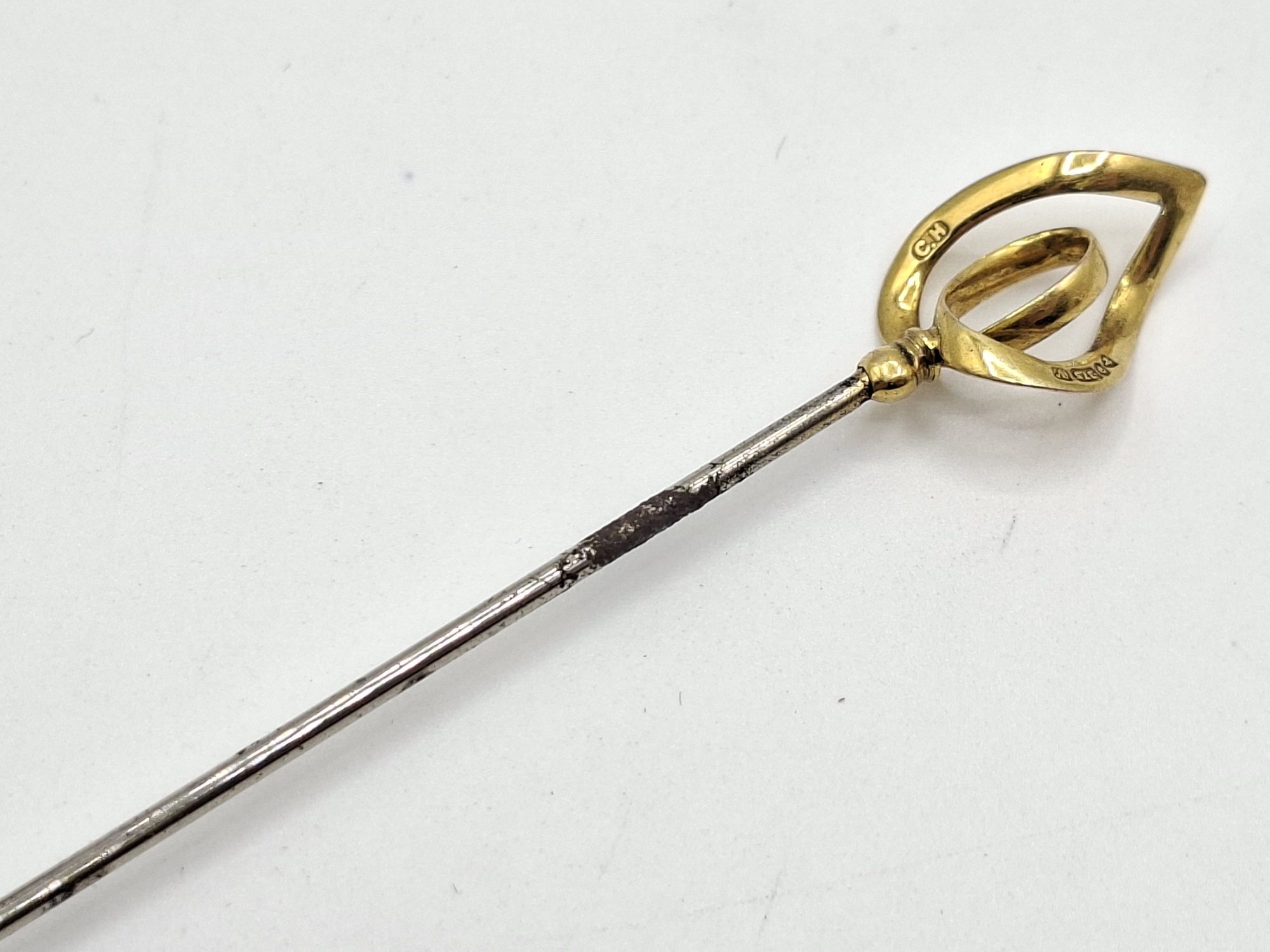 1160 · CHARLES HORNER 9CT HAT PIN,