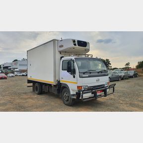 2013 NISSAN UD 40A S/AXLE REEFER TRUCK WITH A CARRIER REFRI UNIT